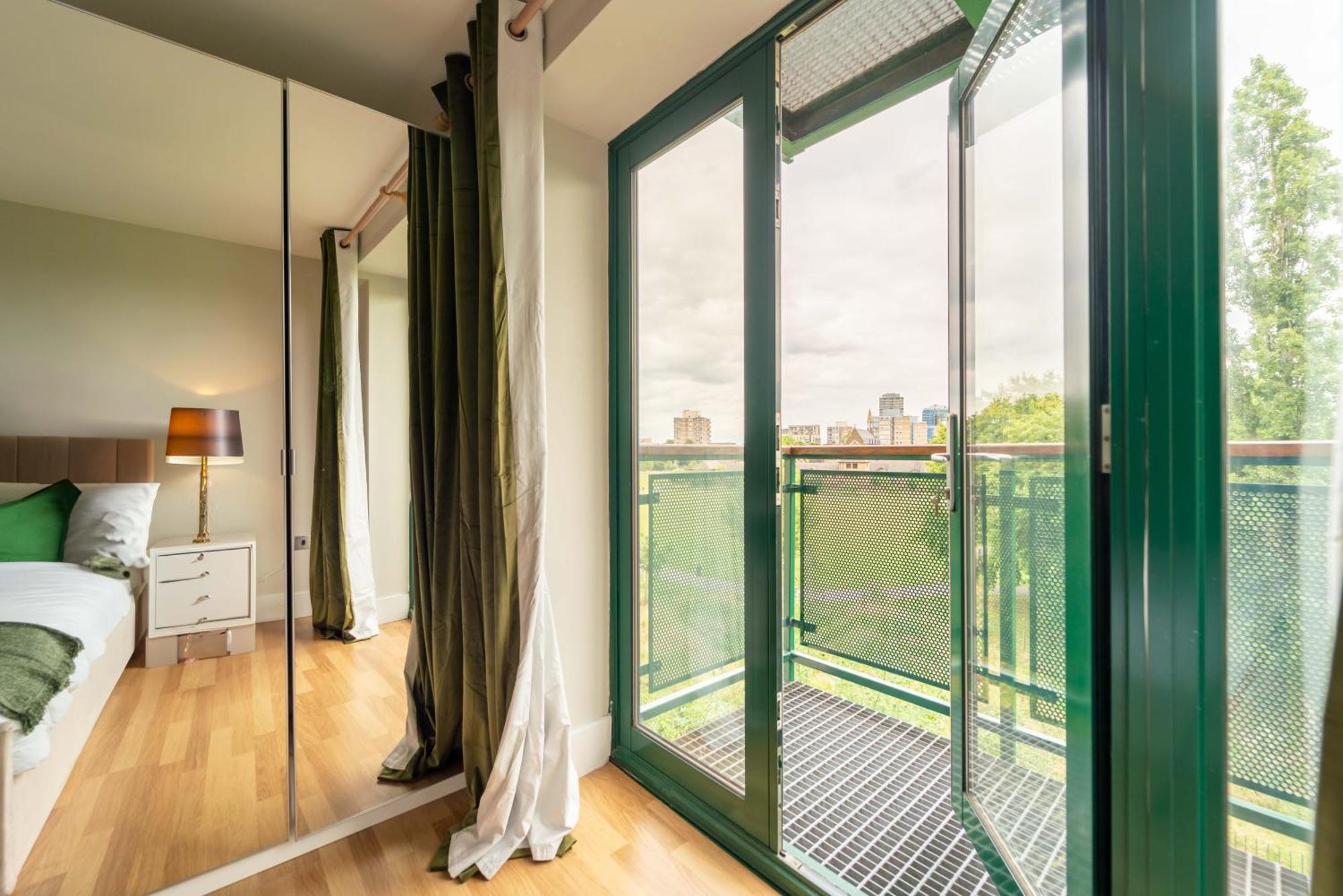 Апартаменты Luxury Docklands 2bed Apt- Close To Excel- Canary Wharf- Airport - 02 Arena- Free Parking- Ps 4 *